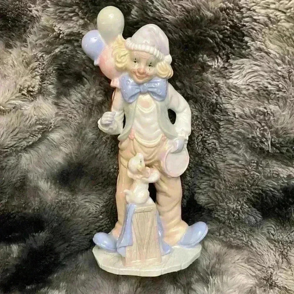 Porcelain figurine of a clown holding balloons, with a  dog sitting on a box - Picture 12 of 14